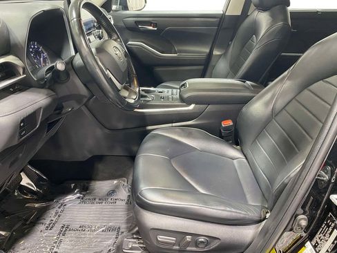 Used 2022 Toyota Highlander XLE AWD/4WD image 17