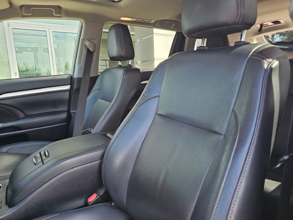 Used 2019 Toyota Highlander XLE AWD/4WD image 24