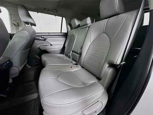Used 2022 Toyota Highlander XLE image 25