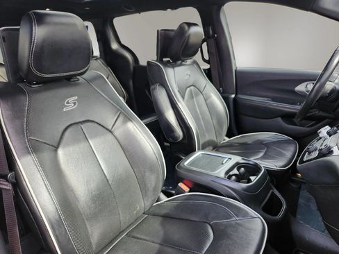 Used 2020 Chrysler Pacifica Limited w/ S Appearance Package FWD image 24