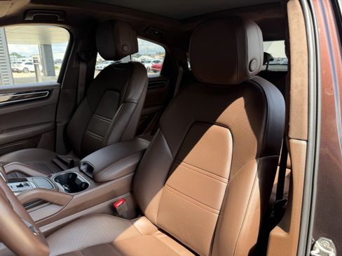 Certified 2023 Porsche Cayenne Platinum Edition AWD/4WD image 16