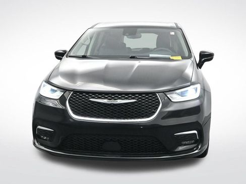 Used 2024 Chrysler Pacifica Touring-L FWD image 2