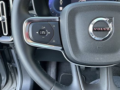 Certified 2025 Volvo XC40 B5 Core image 28