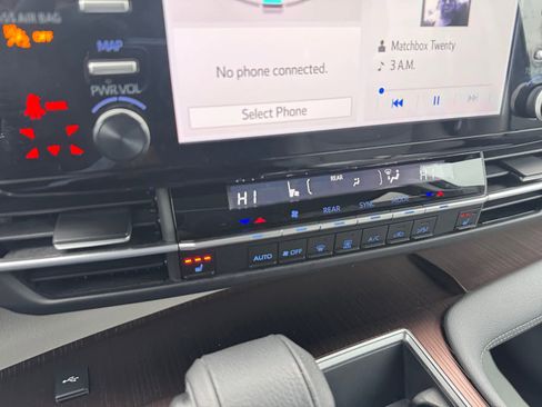 Used 2024 Toyota Sienna XLE AWD/4WD image 23