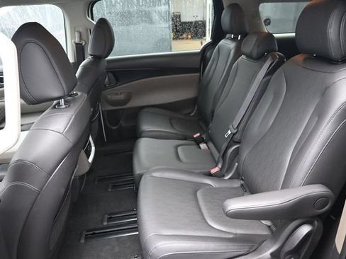 Used 2026 Kia Carnival FWD image 29