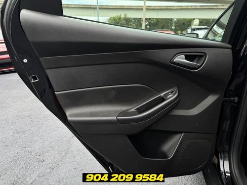 Used 2018 Ford Focus SE w/ SE Appearance Package FWD image 15