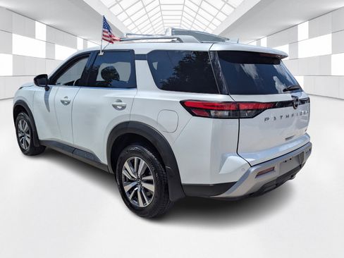 Certified 2025 Nissan Pathfinder SL FWD image 3