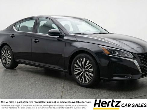 Used 2025 Nissan Altima 2.5 SV image 1