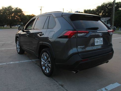 Used 2020 Toyota RAV4 XLE Premium FWD image 11