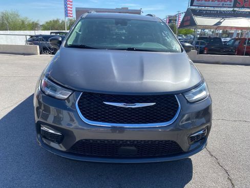 Used 2022 Chrysler Pacifica Touring-L image 2