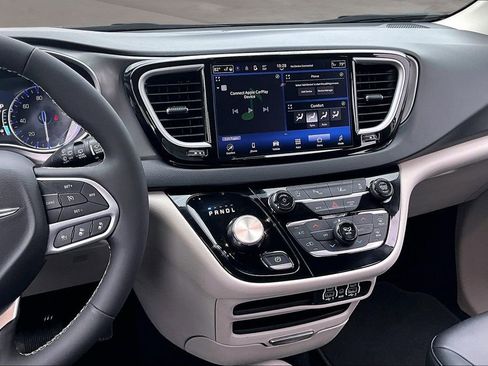 Used 2024 Chrysler Pacifica Touring-L image 9