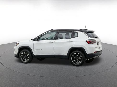 Used 2025 Jeep Compass Trailhawk AWD/4WD image 4