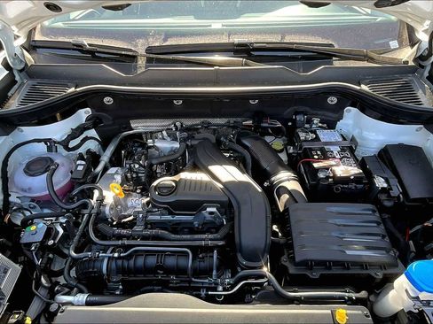 New 2025 Volkswagen Taos SE FWD image 16