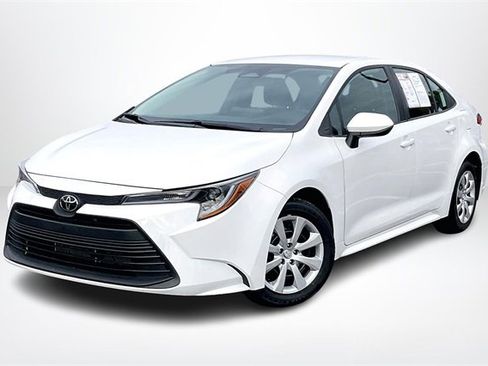 Used 2025 Toyota Corolla LE image 2