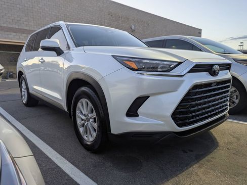 Used 2025 Toyota Grand Highlander AWD image 3