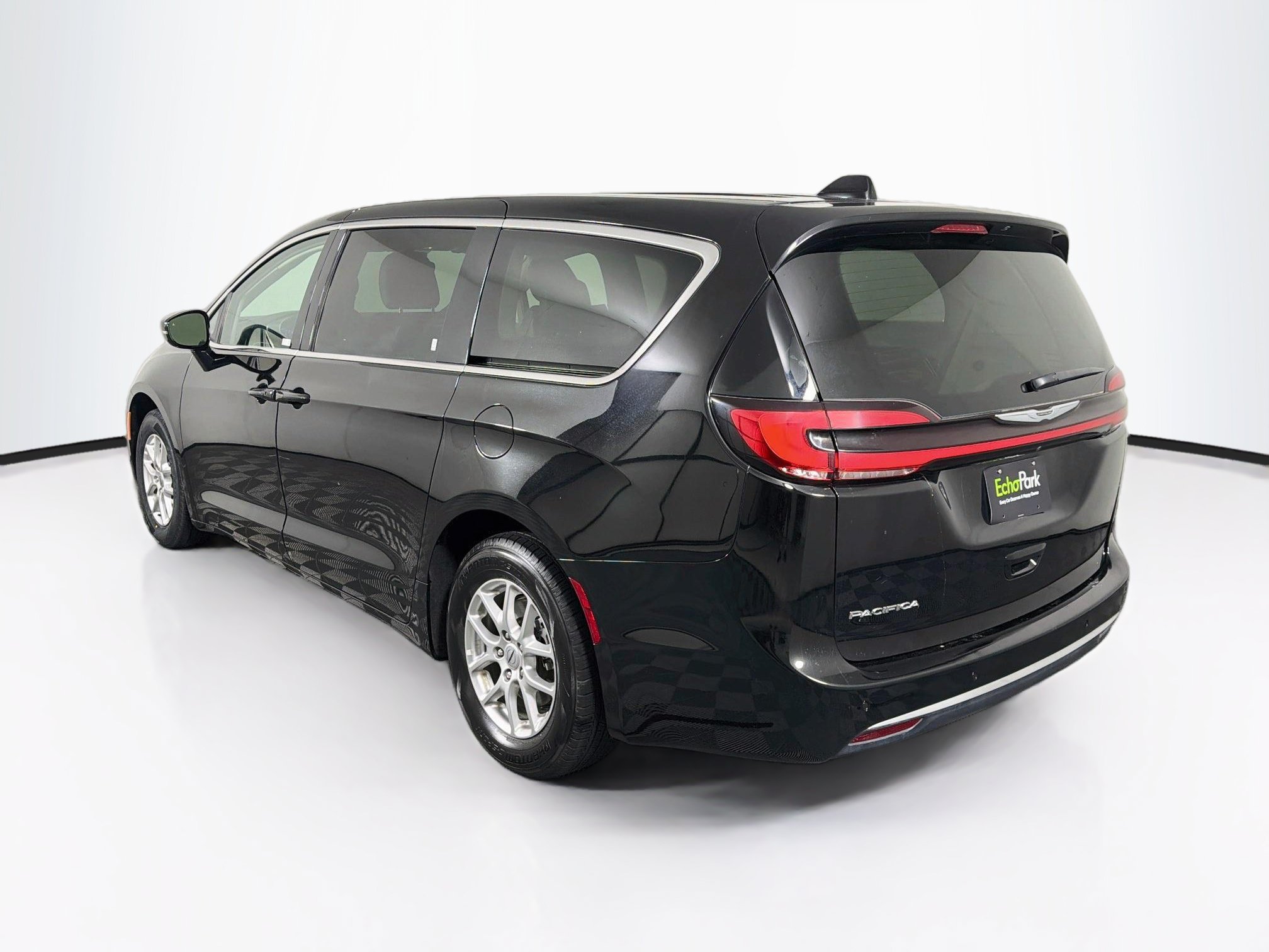 Used 2024 Chrysler Pacifica Touring-L FWD image 5