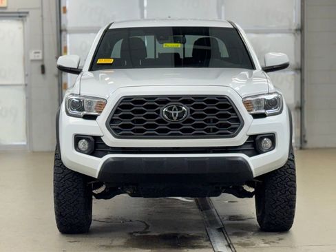 Used 2022 Toyota Tacoma TRD Off-Road image 2