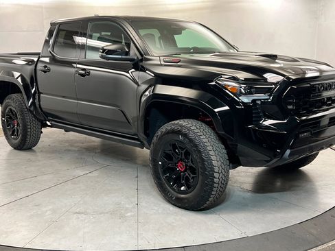 Certified 2025 Toyota Tacoma TRD Off-Road AWD/4WD image 8