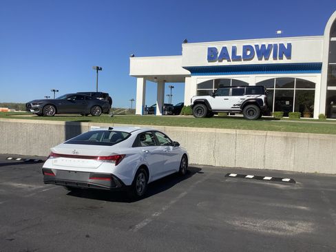 Used 2025 Hyundai Elantra SE FWD image 7
