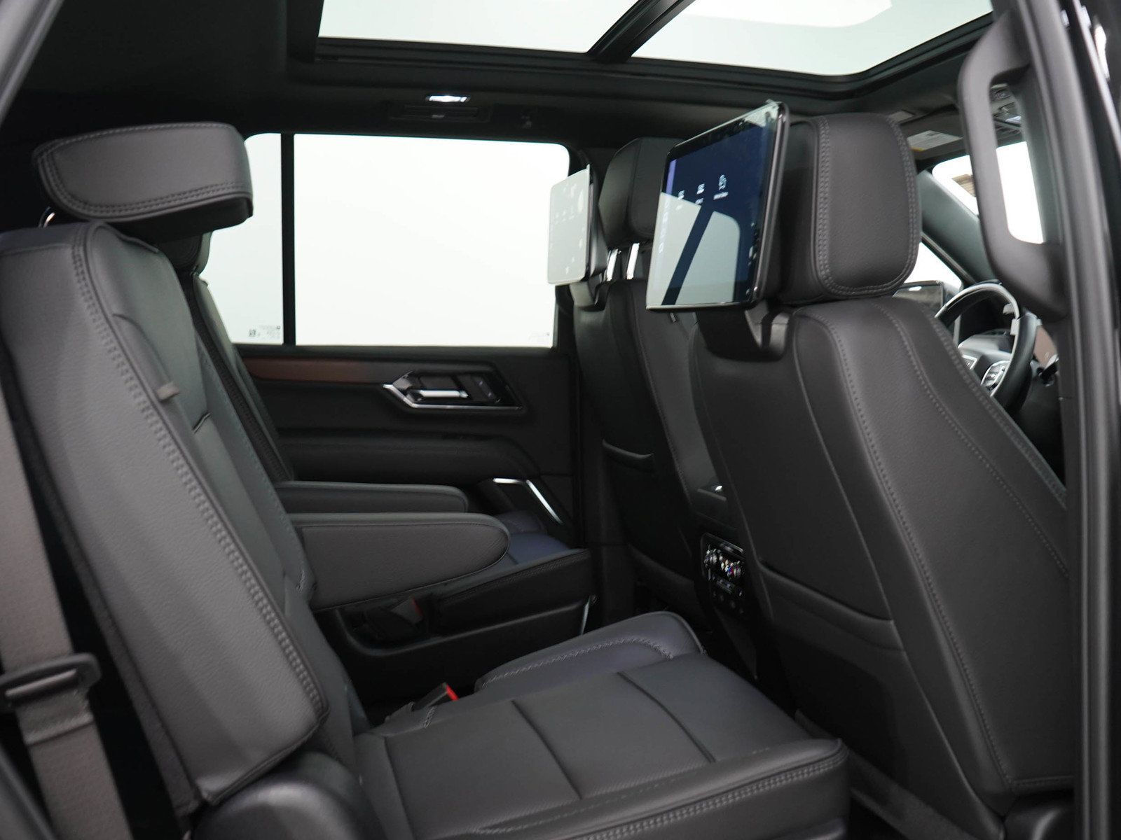 Used 2025 GMC Yukon Denali w/ Denali Reserve Package AWD/4WD image 14