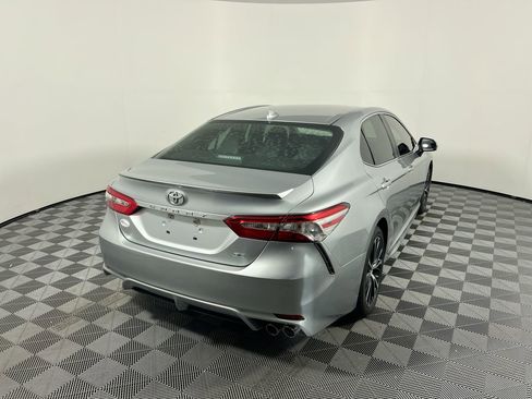 Used 2020 Toyota Camry SE image 3