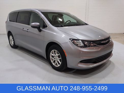 Used 2017 Chrysler Pacifica Touring FWD image 1