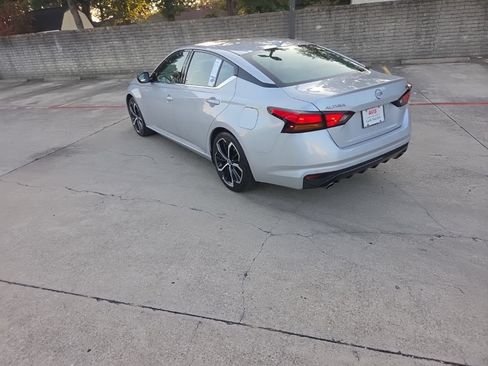 Used 2025 Nissan Altima 2.5 SR FWD image 8