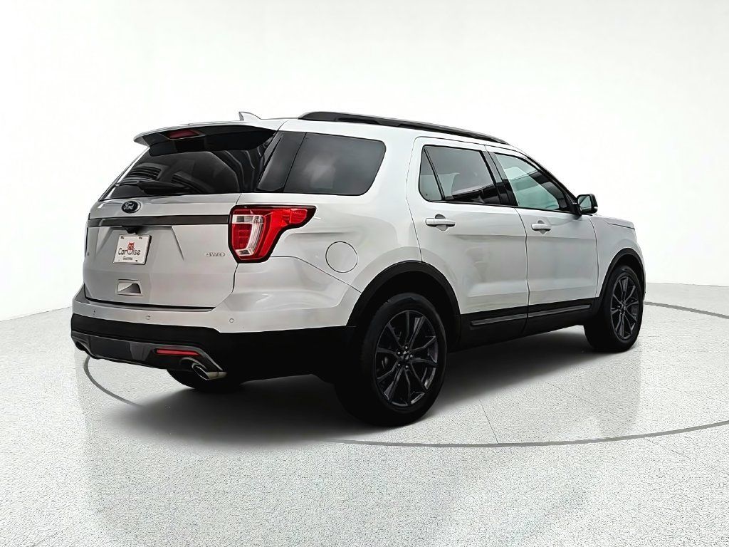 Used 2017 Ford Explorer XLT w/ Equipment Group 202A AWD/4WD image 7