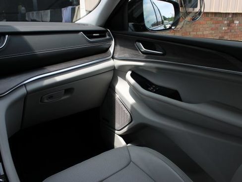 Used 2022 Jeep Grand Cherokee Overland AWD/4WD image 43