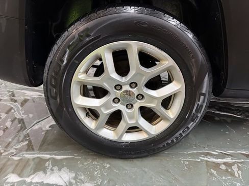 Used 2017 Jeep Renegade Latitude w/ Popular Equipment Group image 25