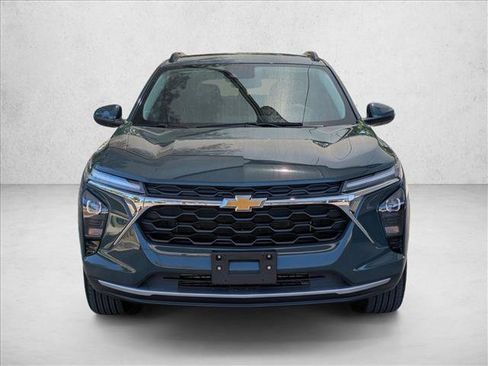 Used 2025 Chevrolet Trax LT FWD image 2