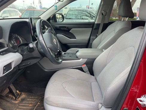 Used 2021 Toyota Highlander LE image 7