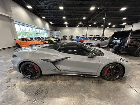Used 2025 Chevrolet Corvette Z06 w/ Stealth Interior Trim Package RWD image 2