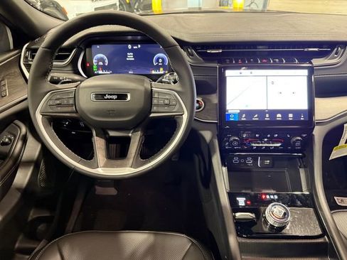 New 2025 Jeep Grand Cherokee Limited w/ Luxury Tech Group II image 18