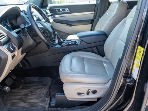 Used 2018 Ford Explorer XLT w/ Equipment Group 202A AWD/4WD image 12