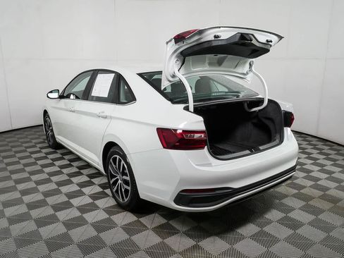 Certified 2025 Volkswagen Jetta SE FWD image 29