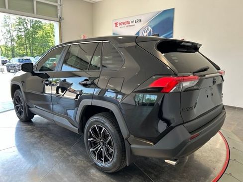 Used 2022 Toyota RAV4 LE AWD/4WD image 4