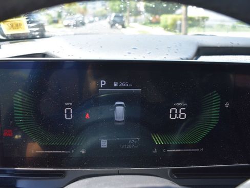 Used 2025 Kia Carnival FWD image 17