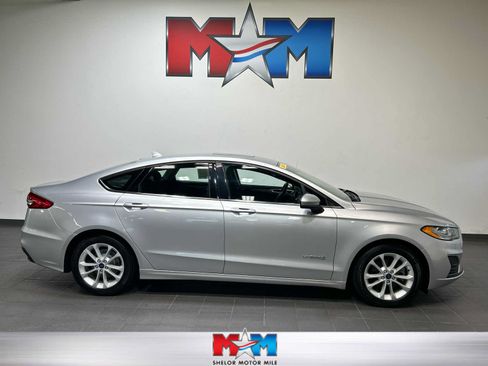 Used 2019 Ford Fusion SE FWD image 1