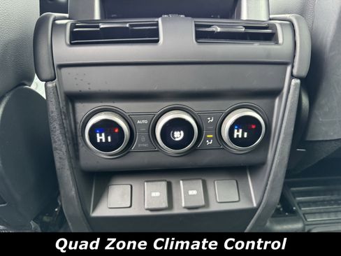 Used 2024 Land Rover Defender 110 S image 10
