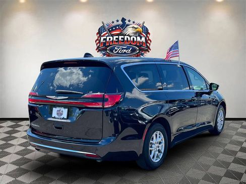 Used 2023 Chrysler Pacifica Touring-L FWD image 4