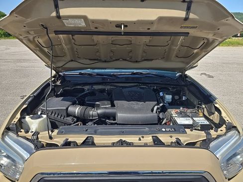 Used 2018 Toyota Tacoma SR5 AWD/4WD image 27