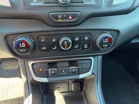 Used 2024 GMC Terrain SLE w/ Driver Convenience Package FWD image 17