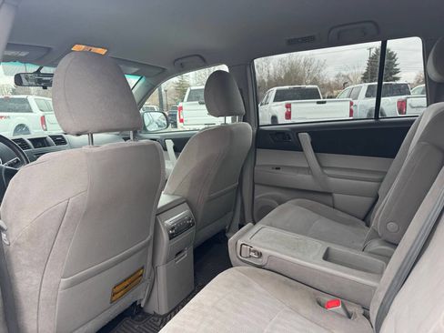 Used 2011 Toyota Highlander SE w/ Tow Pkg image 14