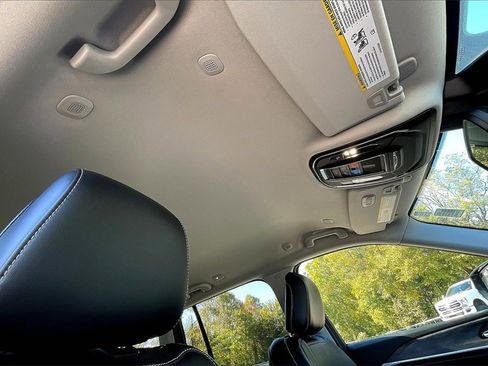 Used 2023 Jeep Grand Cherokee Limited w/ Black Appearance Package image 22