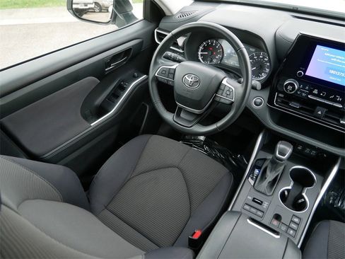 Used 2024 Toyota Highlander LE image 14