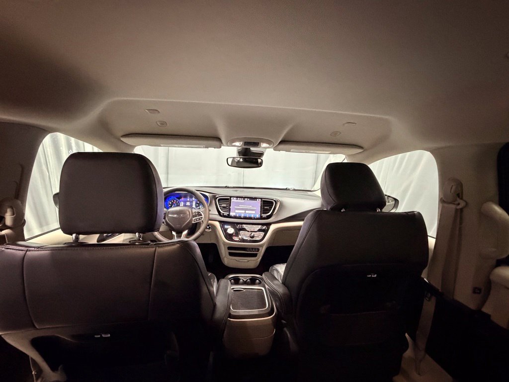 Used 2023 Chrysler Pacifica Touring-L FWD image 13