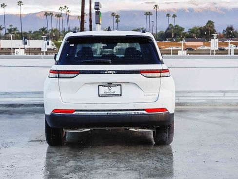 New 2025 Jeep Grand Cherokee Laredo image 8