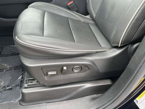 Used 2023 GMC Yukon SLT w/ SLT Premium Package image 23