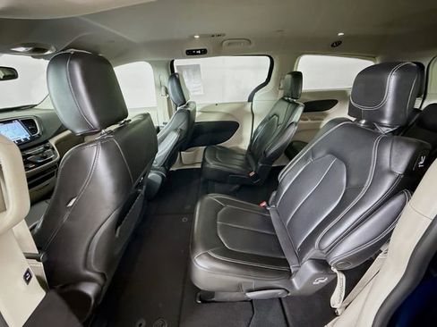 Used 2023 Chrysler Pacifica Touring-L image 23